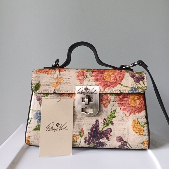 New Patricia Nash Leather Parisian Newspaper CarisBrooke Shoulder Bag Beige - Picture 2 of 11